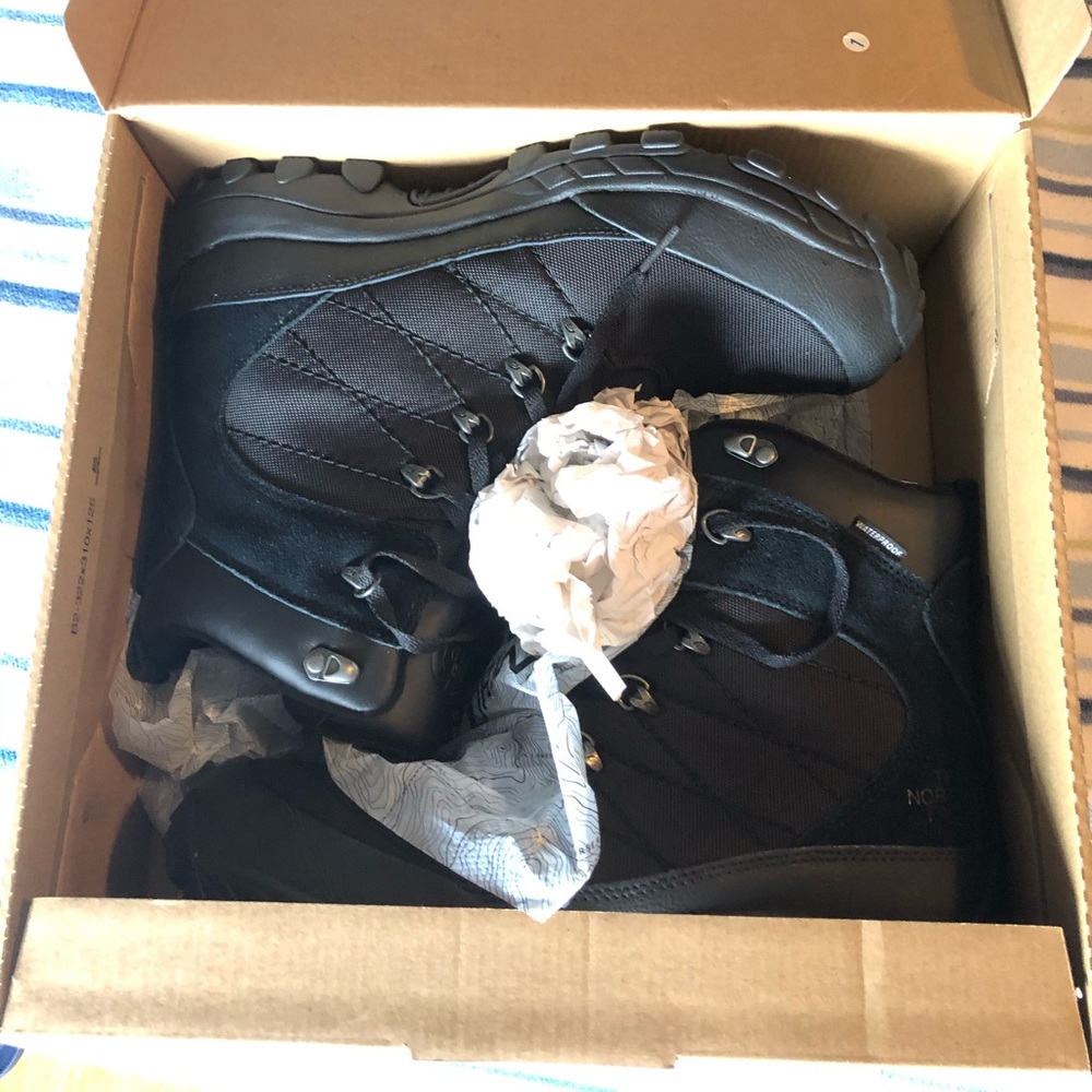 BRAND NEW north face snow boots size 10.5